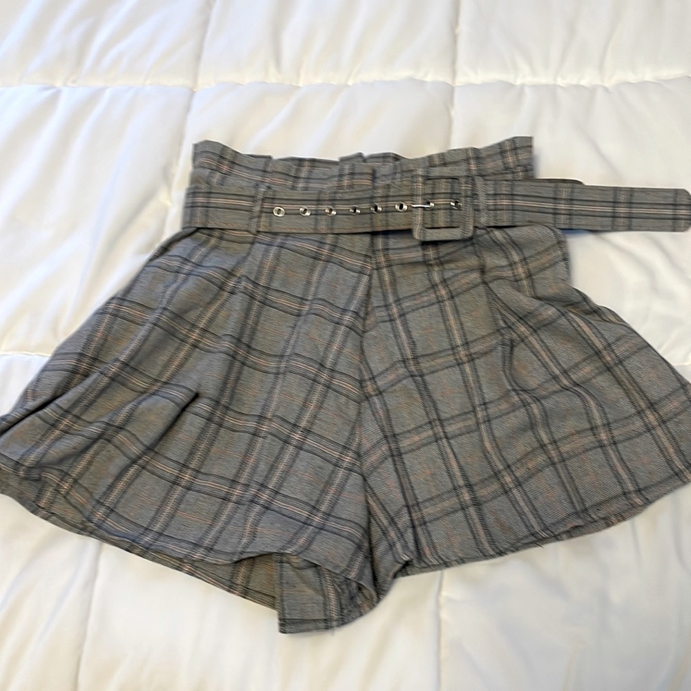 A peach vintage float short with belt size small 26 “ waist super cute